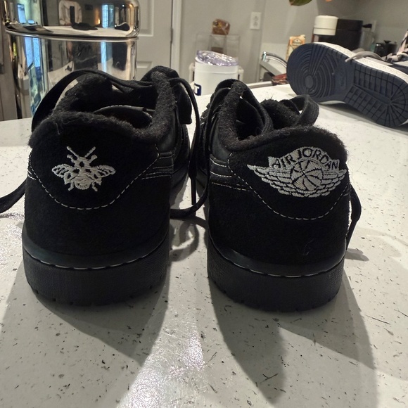 Travis Scott x Air Jordons - Picture 2 of 4